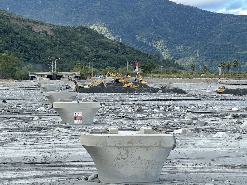 馬太鞍溪堰塞湖潰流，夾帶大量泥砂土石沖至下游，水利署河川局持續疏濬，預計114年底疏濬100萬方土石，後續以標售方式來處理砂石。中央社記者李先鳳攝　114年10月13日