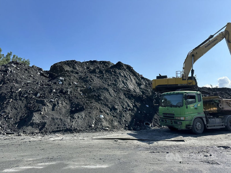 馬太鞍堰塞湖潰流,夾帶大量泥砂土石沖下,光復鄉街道、屋宅滿是淤泥,經鏟子超人等志工及大型機具清淤,先暫時堆置,目前堆置量約13萬公噸,之後會集中在遠離市區人口密集處。中央社記者李先鳳攝 114年10月13日