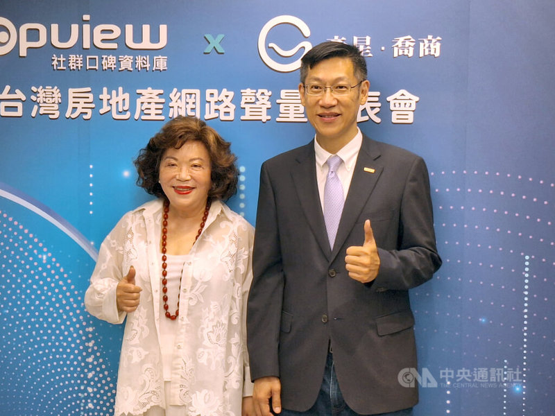 意藍資訊及彥星喬商廣告傳播事業群合作最新「台灣房地產網路聲量」，13日公布調查結果，今年上半年全台房地產相關討論聲量則數，相較去年下半年減少約10.8%。左起為彥星喬商廣告傳播事業群董事長劉安立、意藍資訊總經理楊立偉。中央社記者何秀玲攝　114年10月13日