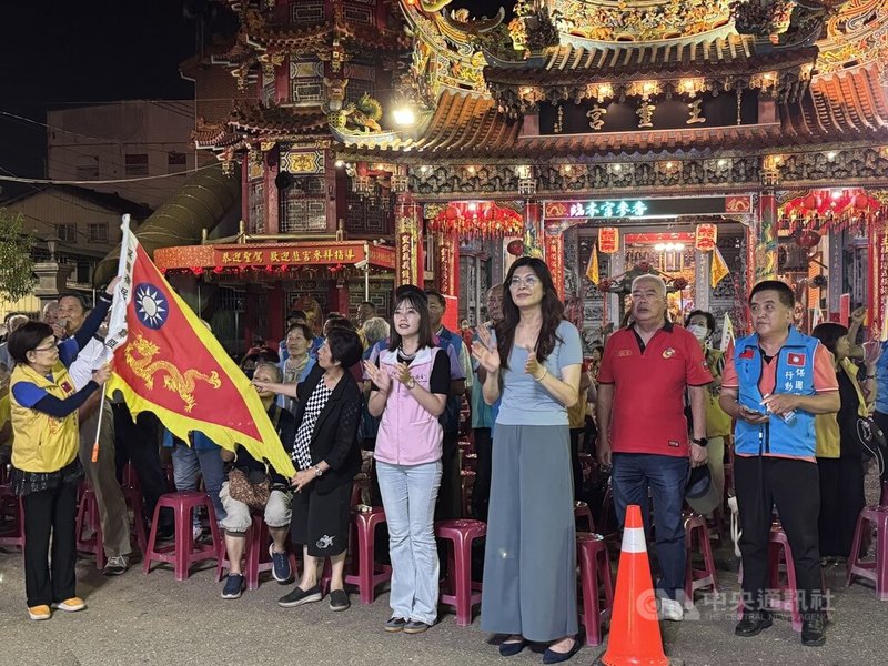 國民黨主席候選人鄭麗文（前右3）13日晚間受邀出席嘉義團結之夜，她說，投票日將屆，將繼續穩紮穩打，也希望支持者可以堅定意志到最後一刻，拉高投票率。中央社記者姜宜菁攝　114年10月13日