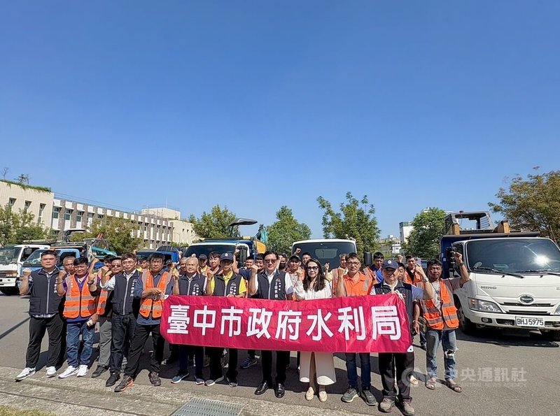 台中市水利局組成的「下水道超人」隊13日出發支援花蓮，出動大型機具，投入下水道清淤，希望幫助災區早日復原。中央社記者趙麗妍傳真　114年10月13日