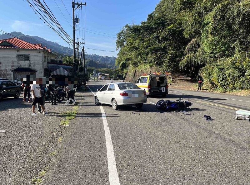 苗栗縣台3線獅潭鄉路段12日發生轎車與重型機車碰撞事故，警方13日表示，疑因轎車違規左轉跨越雙黃線，對向重機女騎士反應不及撞上，女騎士全身多處擦挫傷送醫。（警方提供）中央社記者管瑞平傳真 114年10月13日