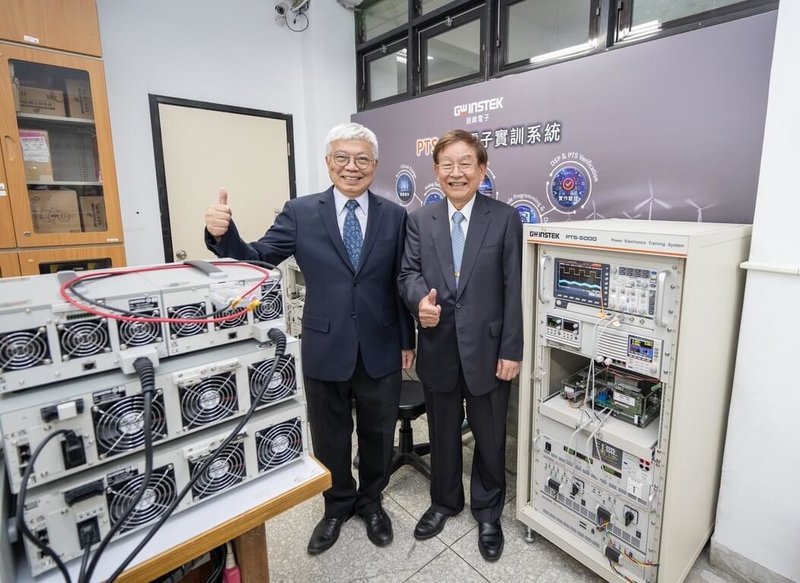 固緯電子董事長林錦章（右）捐贈價值逾1600萬元的全新先進設備給母校北科大，協助培育綠能、AI電源、尖端電力電子等人才，並與北科大校長王錫福（左）合影。（北科大提供）中央社記者許秩維傳真　114年10月13日