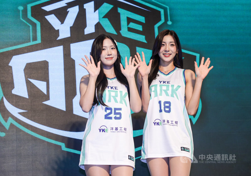 台灣職籃P. LEAGUE+聯盟今年暑假新加入球隊洋基工程,成立大會13日在台北舉行,並宣布韓籍啦啦隊員睦那京(右)、李素敏(左)加入「洋基女孩(Young Key Girls)」陣容。中央社記者裴禛攝 114年10月13日
