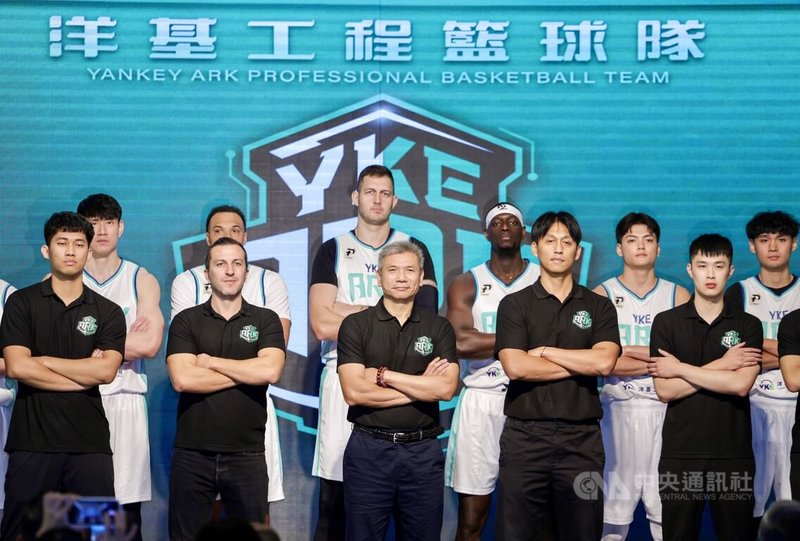 台灣職籃P. LEAGUE+聯盟新球隊洋基工程將以新竹市立體育館作為主場,13日全隊正式亮相,總教練李逸驊(前排中)希望新賽季可以打進季後賽。中央社記者裴禛攝 114年10月13日