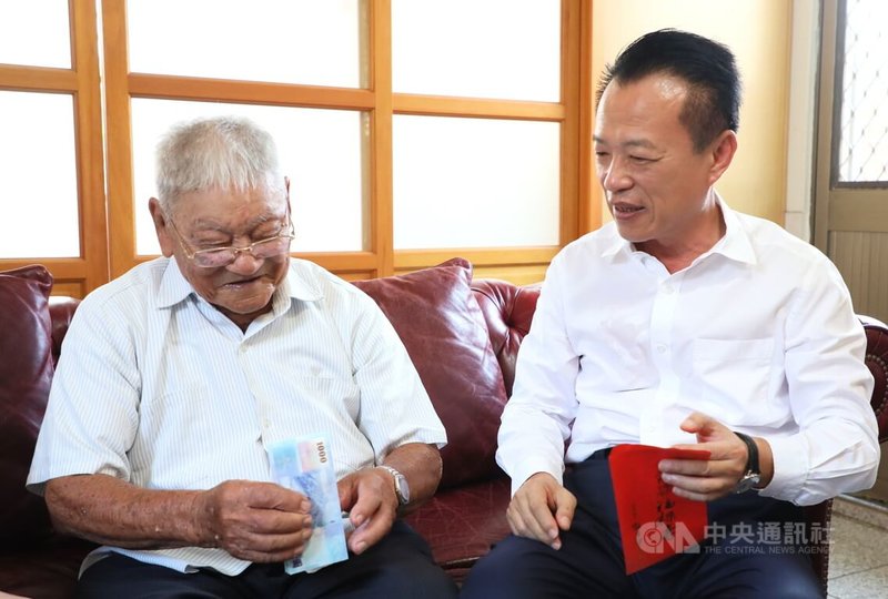 嘉義縣長翁章梁（右）13日拜訪義竹鄉104歲人瑞黃清海（左）阿公，贈重陽禮金新台幣9000元及衛生福利部金鎖片；黃清海接到重陽禮金後，在大家要求下，一張張數確認是9000元。中央社記者蔡智明攝　114年10月13日