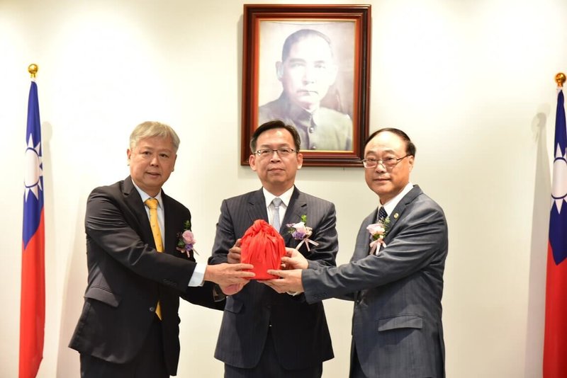 台灣港務公司13日舉辦卸、新任董事長交接典禮,原董事長李賢義(左)卸任,由前觀光署長周永暉(右)接任,交通部次長林國顯(中)見證。(台灣港務公司提供)中央社記者余曉涵傳真 114年10月13日