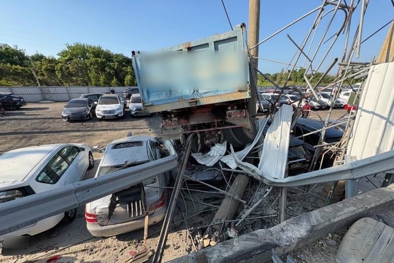 國2甲線圳頭交流道13日下午1輛聯結車不明原因失控衝出匝道槽化島，撞進路邊停車場內，壓毀多輛停放轎車，張姓駕駛手腳擦挫傷送醫。（國道公路警察局提供）中央社記者吳睿騏桃園傳真　114年10月13日