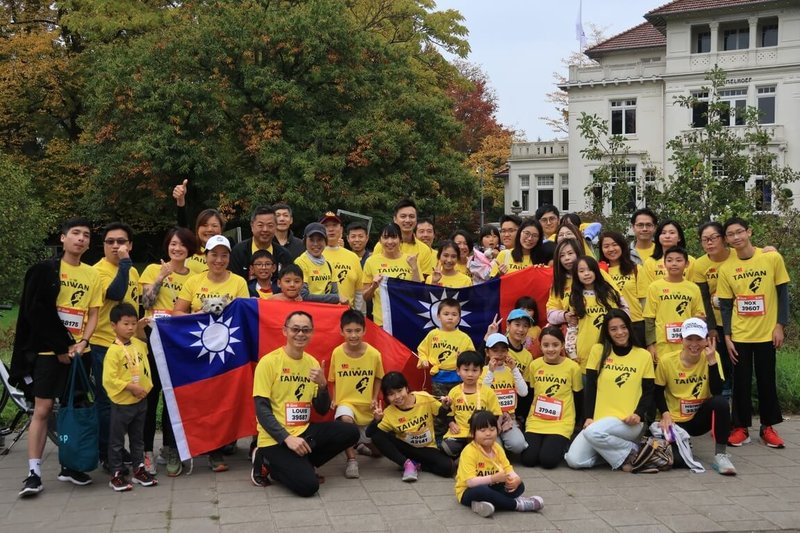 南荷台灣廠商聯誼會以Run for TAIWAN為主題，號召旅居當地的台灣民眾穿上胸前印有TAIWAN字樣的跑衣參與ASML愛因霍芬馬拉松，展現台灣的向心力。圖為參賽民眾合照。（南荷台灣廠商聯誼會提供）中央社記者吳柏緯布魯塞爾傳真　114年10月13日