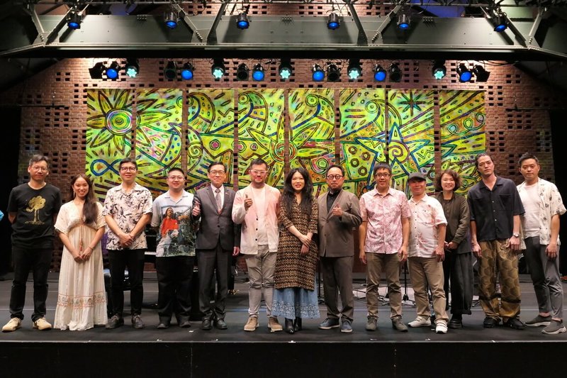 日本最大爵士音樂節「橫濱JAZZ PROMENADE 2025」於11、12日在橫濱登場,文化部駐日台灣文化中心主任曾鈐龍(右6)、駐橫濱辦事處處長范振國(左5)與許郁瑛(左7)帶領的「Elektrikkkk 5」樂團及蘇聖育(左6)領軍的「臺味爵醒」樂團於11日演後合影。(駐日台灣文化中心提供)中央社記者戴雅真東京傳真 114年10月13日