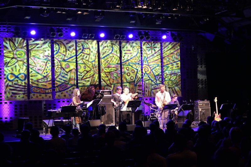 日本最大爵士音樂節「橫濱JAZZ PROMENADE 2025」於11、12日在橫濱登場,駐日台灣文化中心與橫濱市藝術文化振興財團合作舉辦「台灣爵士音樂日」,邀請「許郁瑛帶電五重奏」與「臺味爵醒」演出,許郁瑛(左1)帶領的「Elektrikkkk 5」樂團於前半場帶來精彩的演出。(駐日台灣文化中心提供)中央社記者戴雅真東京傳真 114年10月13日