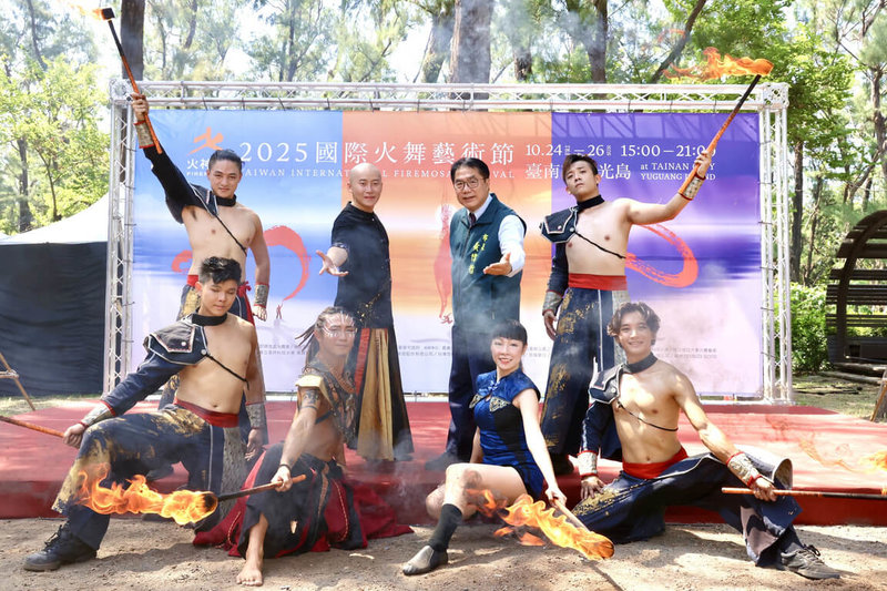 國際火舞藝術節「火神祭（Firemosa）」將於24日至26日在台南漁光島登場，台南市長黃偉哲（後右2）13日出席活動宣傳記者會。（台南市政府提供）中央社記者楊思瑞台南傳真  114年10月13日