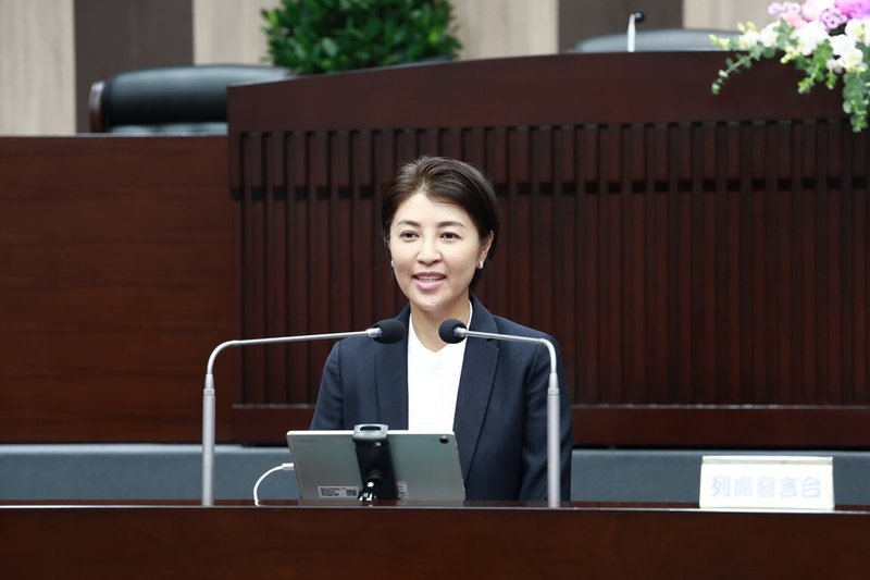 南投縣議會13日召開第20屆第6次定期會，縣長許淑華（圖）於施政總報告表示，縣府公共債務餘額新台幣17億5000萬元，預計今年10月底前可全數償還，達成零負債目標。（南投縣政府提供）中央社記者鄭維真傳真　114年10月13日