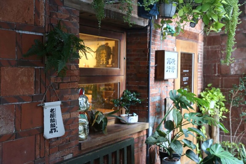 金門許多傳統建築有商家進駐，地方創生團隊「村復號」聚集30間在閩式古厝、洋樓與軍管時期建築店家，推出「老屋敲敲門」活動，民眾可透過集章本到店家消費集章，並認識各式老屋建築特色。（村復號提供）中央社記者吳玟嶸傳真　114年10月13日