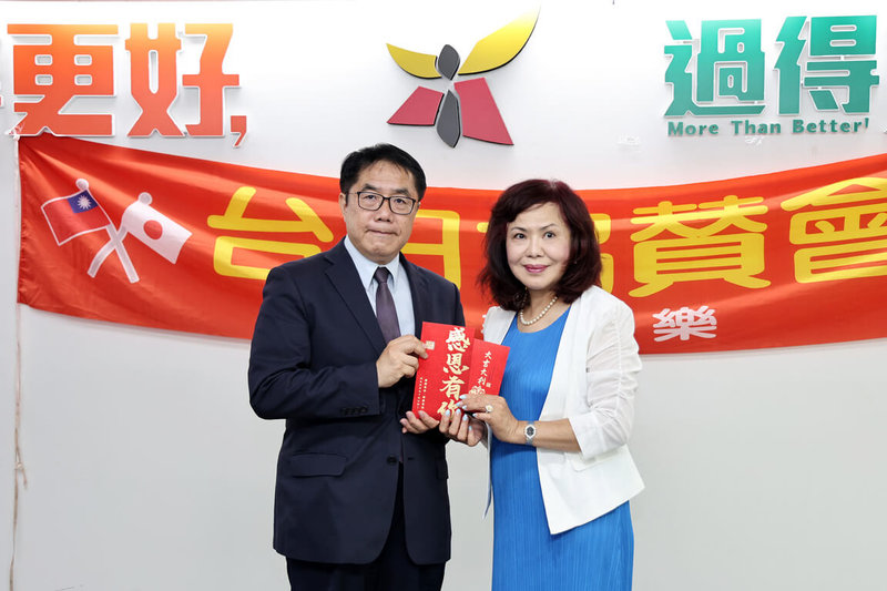 台日協賛會會長吳秀鸞（右）13日率訪問團前往台南市政府拜會，捐款協助丹娜絲風災後重建工作，由市長黃偉哲（左）代表接受。（台南市政府提供）中央社記者楊思瑞台南傳真　114年10月13日
