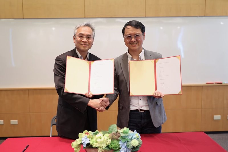 代工廠仁寶13日宣布，為強化智慧醫療布局，子公司仁寶健康科技將併入智齡科技，合併後仁寶健康將成為智齡科技100%子公司。圖為仁寶健康董事長彭聖華（左）與智齡科技創辦人康仕仲（右）簽署合併契約。（仁寶提供）中央社記者吳家豪傳真　114年10月13日