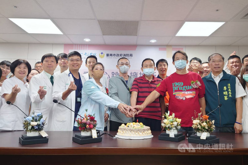 奇美醫院與台南市消防局合作，13日舉辦心跳停止康復者與急救團隊團聚會，邀請康復病友與急救團隊成員分享心得，院方準備蛋糕及「永生花」給予祝福。中央社記者楊思瑞攝  114年10月13日