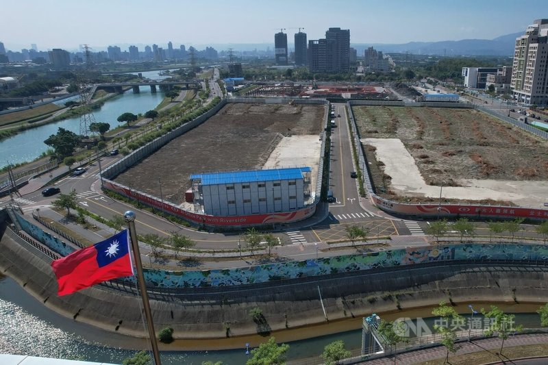 輝達台灣總部是否落腳北士科T17、T18基地（圖），因為土地歸屬仍卡關。台北市副市長李四川13日在市議會表示，輝達私底下有表示，如果重訂契約有涵蓋補償新壽，「原則上他們願意概括承受」。中央社記者徐肇昌攝 114年10月13日