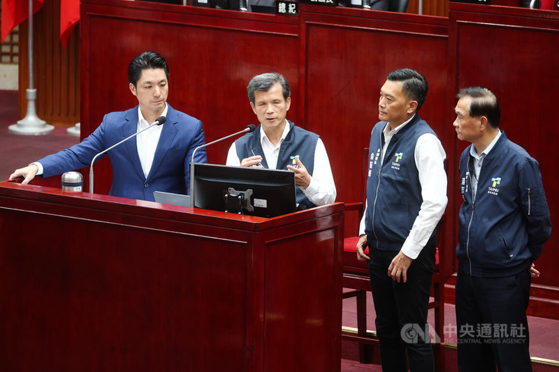 台北市議員13日質詢表示，有2人長期手持納粹旗幟出沒台北歐洲學校門口外，市府應訂規則或現場勸導；北市警察局長李西河（左2）表示，警方會協助排除。圖左為台北市長蔣萬安。中央社記者謝佳璋攝　114年10月13日