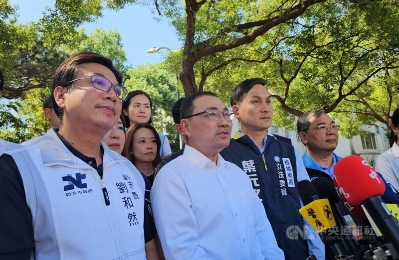 新北市長侯友宜（前左2）視察泰板輕軌路線規劃與進度，他表示，市府13日第5次將可行性研究報交通部，希望中央儘快核定。中央社記者王鴻國攝 114年10月13日