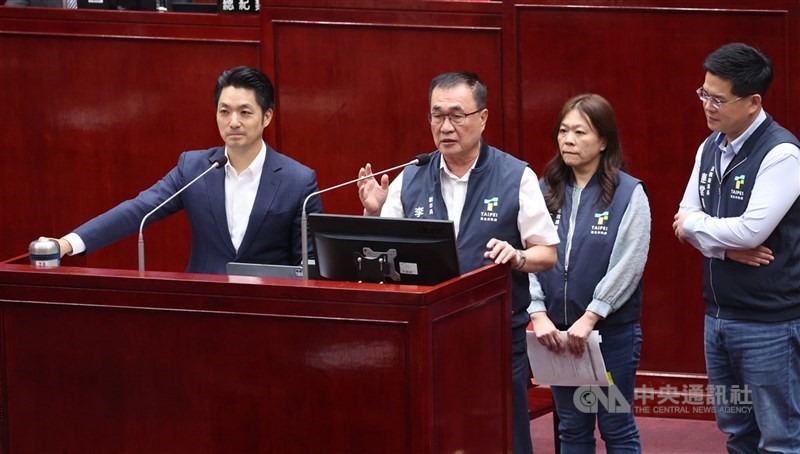 右2為台北市地政局長王瑞雲。（中央社檔案照片）