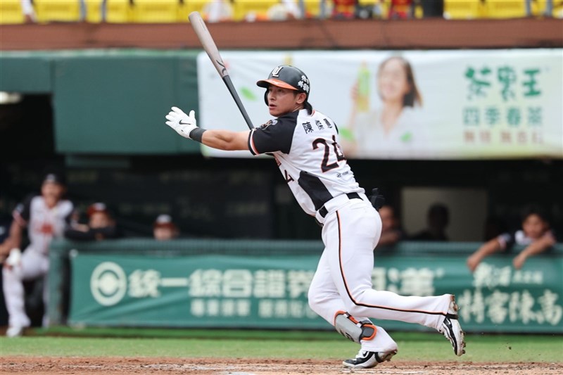 中華職棒季後挑戰賽13日決勝第4戰，昨天出賽揮空、手腕不適的統一7-ELEVEn獅隊長陳傑憲（圖）狀況緩解，續先發扛3棒。（統一獅隊提供）