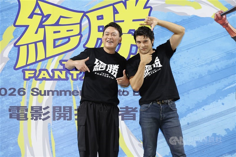 電影「絕勝」開拍記者會13日上午在台北大巨蛋舉行，主演王識賢（左）、鳳小岳（右）出席分享電影籌備與教練球員訪談的心得。中央社記者翁睿坤攝 114年10月13日