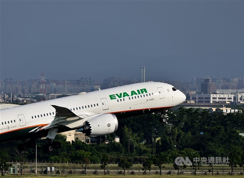 長榮航空股份有限公司1名空服員近日抱病上班，返台後不幸離世。（中央社檔案照片）