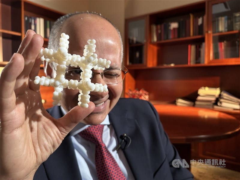 2025年諾貝爾化學獎3位得主之一的亞基（Omar M. Yaghi），今年4月剛獲得國際純化學和應用化學聯合會（IUPAC）首屆「宋恭源永續化學獎」。（中央社檔案照片）