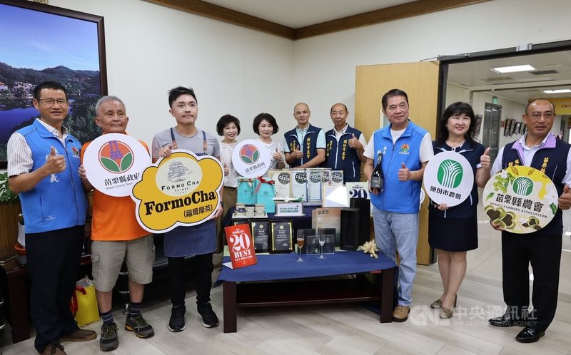 苗栗青年製茶師張家齊(左3)以自創品牌FormoCha(福爾摩茶)獲全球風味百科地圖TasteAtlas評選為2025全球最佳20茶葉品牌之一,13日接受縣長鍾東錦(右3)接見表揚。中央社記者管瑞平攝 114年10月13日