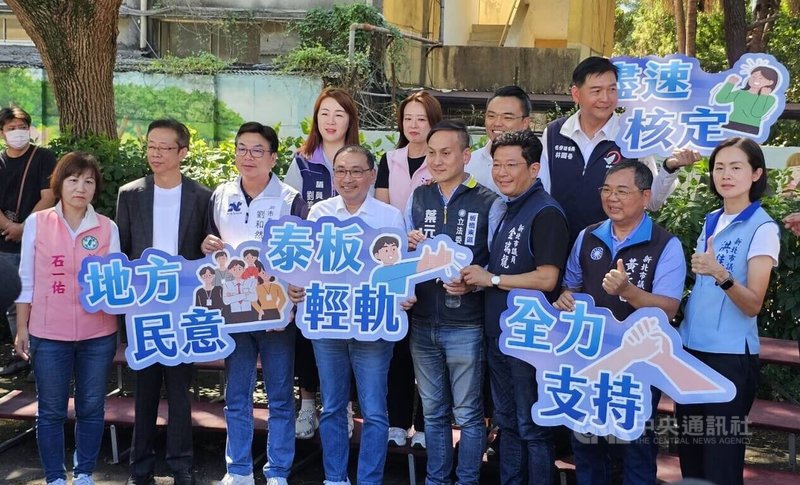 新北市長侯友宜(前左4)視察泰板輕軌路線規劃與進度,他表示,市府13日第5次將可行性研究報交通部,希望中央儘快核定。中央社記者王鴻國攝 114年10月13日