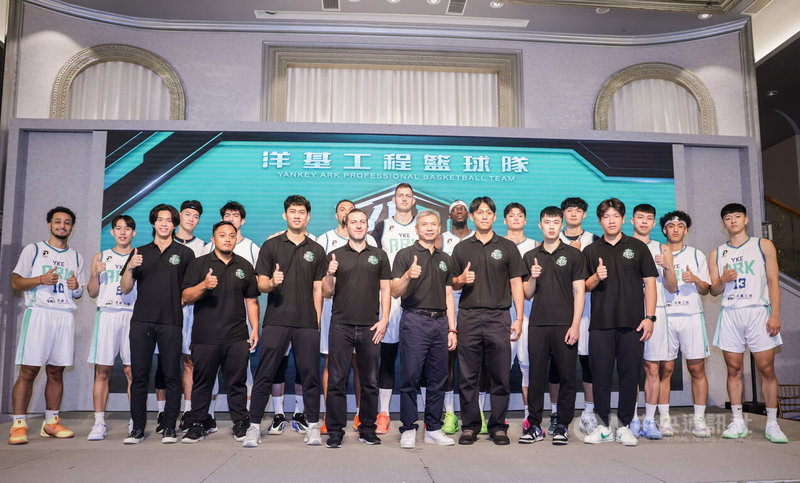 台灣職籃P. LEAGUE+聯盟生力軍洋基工程13日下午舉行成立大會,全隊共13名球員首度亮相,新任總教練由前中信特攻「光哥」李逸驊(前排右4)擔任。中央社記者裴禛攝 114年10月13日