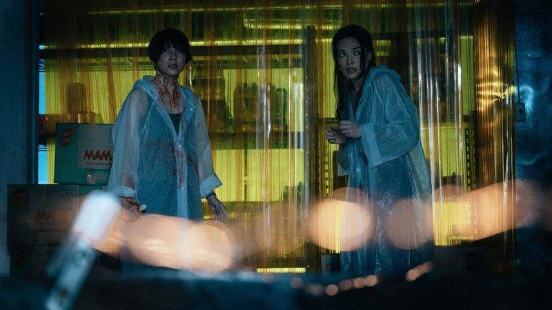 演員舒淇（右）、李心潔（左）演出「回魂計」有大量凌虐兇手傅孟柏的戲，李心潔在劇中飾演喪夫又喪女的母親，她接受中央社訪問時表示，盼這齣戲鼓勵所有在困境的女性意識到自我救贖的力量。（Netflix提供）中央社記者洪素津傳真 114年10月13日