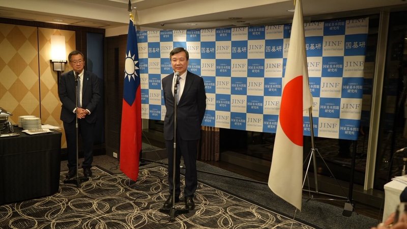 駐日代表李逸洋13日出席「台日半導體同盟」研討會歡迎晚宴時表示,美國近期提出「美台半導體製造五五分」構想引發討論,但事實上,台積電的美廠製程仍落後台灣約2年半。他強調,台灣的技術優勢明確且核心技術穩固,台積電的全球布局象徵「國力的延伸」。(駐日代表處提供)中央社記者戴雅真東京傳真 114年10月13日