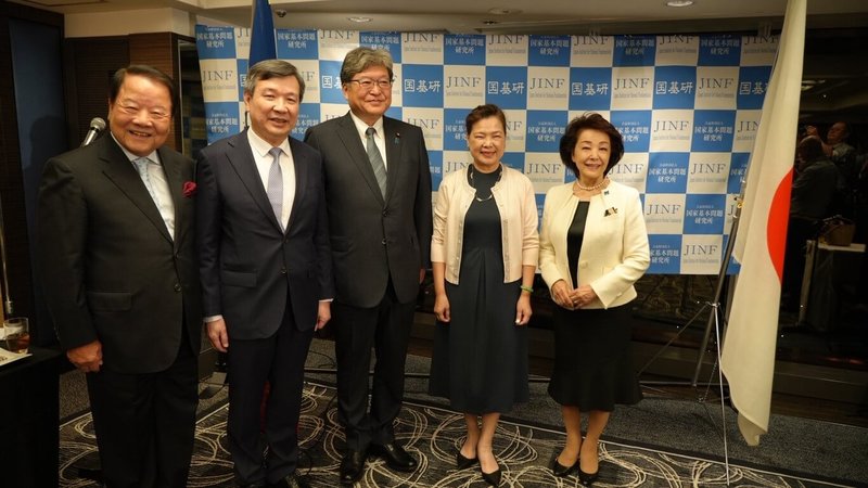 印太戰略智庫和日本智庫「國家基本問題研究所」14日將在東京舉辦「台日半導體同盟」研討會，駐日代表李逸洋（左2）、前經濟部長王美花（右2）、國家基本問題研究所理事長櫻井良子（右1）、眾議員萩生田光一（中）、日本中華聯合總會名譽總會長詹德薰（左1）等人13日出席歡迎晚宴。（駐日代表處提供）中央社記者戴雅真東京傳真　114年10月13日