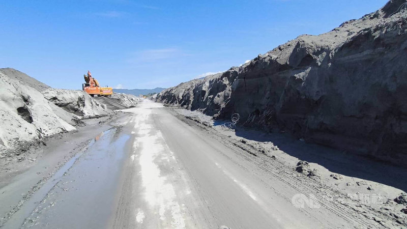 馬太鞍堰塞湖潰流,夾帶大量泥砂土石沖下,光復鄉街道、屋宅滿是淤泥,經鏟子超人等志工及大型機具清淤,先將泥沙暫時堆置,後續做全盤的優化、去化,做有價值的運用。中央社記者李先鳳攝 114年10月13日