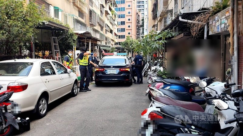 蕭姓男子13日因感情問題,前往黃姓女友台中住處談判發生口角,黃母與鄰居聞訊勸架,蕭男突然持磚塊及美工刀攻擊在場人員,造成黃女等3人受傷,警方到場後,立即將蕭男制伏並實施管束。(翻攝照片)中央社記者蘇木春傳真 114年10月13日