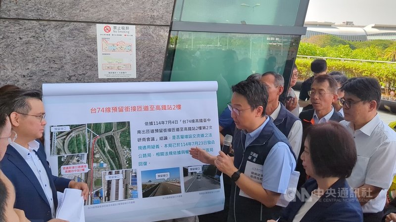 立法院交通委員會13日赴台中考察多項交通建設，交通部長陳世凱（前右2）、民進黨立委何欣純（前右）與國民黨立委黃健豪（左）等人出席。中央社記者蘇木春攝　114年10月13日