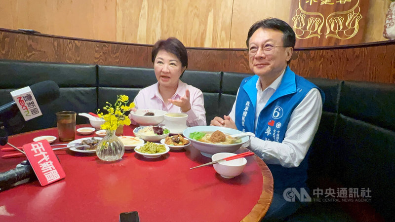 台中市長盧秀燕（左）13日晚間與國民黨主席候選人卓伯源（右）相約吃小吃，盧秀燕盼藉候選人聲量為台中美食加持，她也為所有候選人加油打氣，希望這場選舉大家都很圓滿。中央社記者郝雪卿攝　114年10月13日