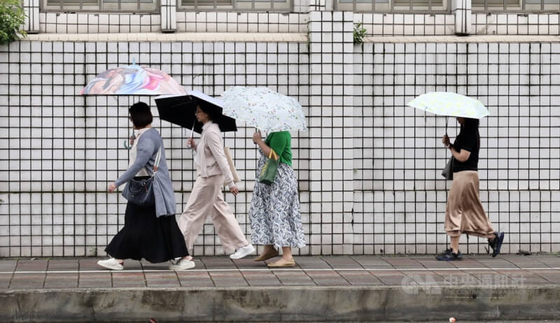 氣象專家吳德榮指出，首波帶有冷空氣的東北季風預估19日起南下。圖為台北市博愛特區民眾街頭撐傘。（中央社檔案照片）