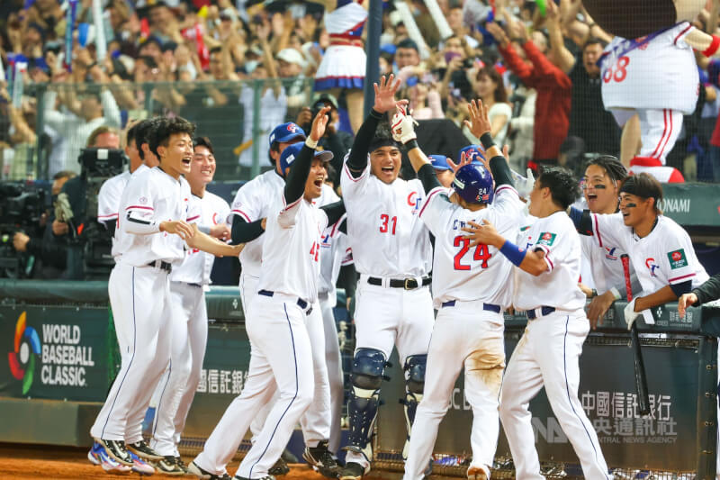 圖為2023世界棒球經典賽A組預賽台灣隊交手義大利隊，台灣第3局在陳傑憲（背號24）敲安帶領下接連得分，選手們開心慶祝。（中央社檔案照片）