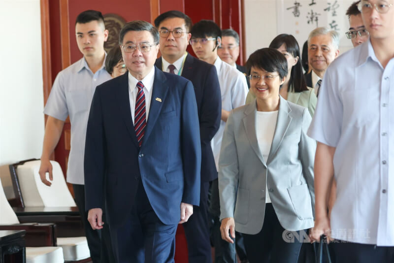 行政院長卓榮泰（前左）13日出席活動，面對媒體提問以微笑回應。中央社記者吳家昇攝 114年10月13日