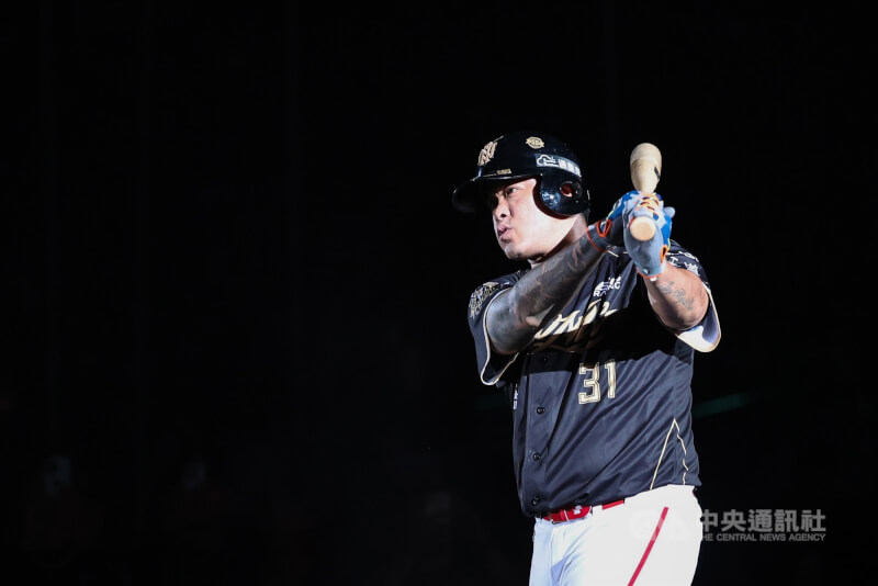 中華職棒味全龍隊「大師兄」林智勝9月7日進行引退賽最終戰，比賽結束後的引退儀式上，林智勝一路走上打擊區，揮出最後的致勝一擊。（中央社檔案照片）