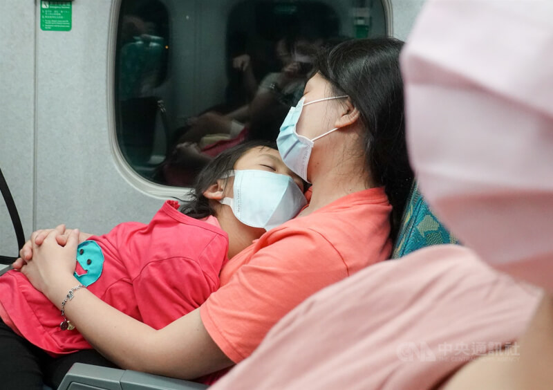 圖為高鐵車廂內，一位家長抱著孩子熟睡。（中央社檔案照片）