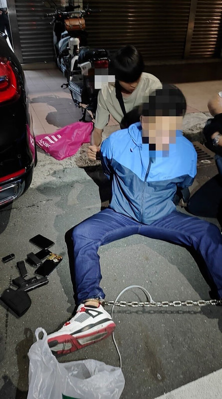 前76行者召集人陳修將(前)虐打女友致死,被依傷害致死罪判刑確定後棄保潛逃,彰化警方5月圍捕時遭他持辣椒水襲擊,並搜出槍彈,彰化地院將其依犯非法持有非制式手槍罪處6年6月刑期。(警方提供)中央社記者鄭維真傳真 114年10月13日