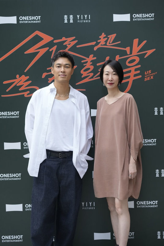 演員楊祐寧(左)和「今夜一起為愛鼓掌」製作人黃郁茹(右)一起受訪,黃郁茹表示,「我們入圍的獎項還不錯,但是陳嘉樺沒有入圍,第一時間我很失落,但是她很大器,還開玩笑說有那麼多前輩,當然不會入圍」。(玩下娛樂提供)中央社記者洪素津傳真 114年10月13日