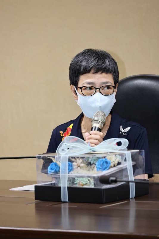 53歲潘女士健檢發現1顆惡性腫瘤，盤根錯節緊緊扼住肝靜脈與下腔靜脈，直抵心臟，幸台北榮總團隊「拆彈」助重生，13日記者會她帶著自製永生花贈送北榮移植外科主治醫師劉君恕，表達感謝。（台北榮總提供） 中央社記者陳婕翎傳真　114年10月13日