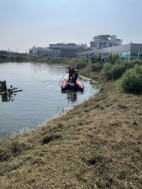 45歲黃姓男子13日前往高雄市岡山區永安路一處魚塭，與工作人員談話時，稱欲洗澡後，即自行進入魚塭水中，但未再浮出水面，經救難人員打撈，黃男被救上岸時已無生命跡象。（高雄市警察局岡山分局提供）中央社記者張已亷傳真　114年10月13日