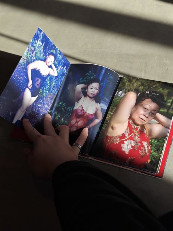 台灣攝影師蔡定邦看見台灣阿姨獨特的魅力與自信,拍攝創作「水噹噹的金雲阿姨」,獲得瑞典哈蘇基金會的肯定。(蔡定邦提供)中央社記者辜泳秝傳真 114年10月13日