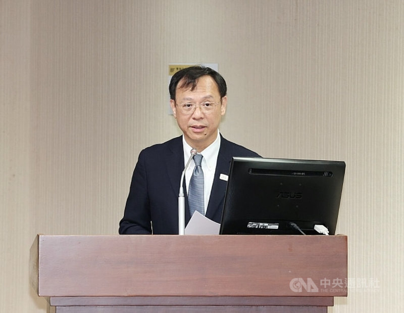 立法院社福及衛環委員會13日邀衛福部長石崇良(圖)及行政院食安辦就「重大食安事件處理之檢討與食安稽核人力不足問題」進行專題報告,並備質詢。中央社記者郭日曉攝 114年10月13日